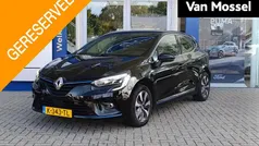 Zwart Gebruikt 2021 Renault Clio V Zen Hatchback | € 16.940 (Eerlijke prijs)