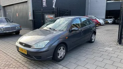 Occasion Ford Focus Ambiente 101 PK (74 kW) 2004 Grijs Hatchback