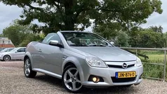 Grijs, metallic lak Gebruikt 2005 Opel Tigra Cabriolet | € 2.650 (Eerlijke prijs)