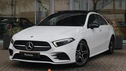 Wit (metallic) Gebruikt 2021 Mercedes A180 AMG line Sedan | € 27.450 (Eerlijke prijs)