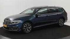Blauw, metallic lak Gebruikt 2021 VW Passat Business Sedan | € 17.900 (Eerlijke prijs)