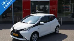 Wit Gebruikt 2017 Toyota Aygo X-play Hatchback | € 8.890 (Eerlijke prijs)