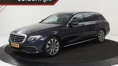 Blauw, metallic lak Gebruikt 2017 Mercedes E220 Exclusive Stationwagen | € 23.400 (Eerlijke prijs)