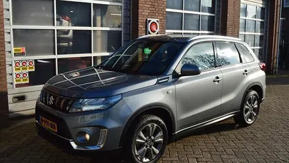 Grijs (metallic) Gebruikt 2021 Suzuki Vitara SUV | € 22.400 (Eerlijke prijs)