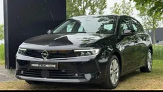 Zwart Gebruikt 2022 Opel Astra Edition Hatchback | € 19.745 (Eerlijke prijs)