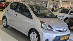 Grijs (metallic) Gebruikt 2012 Toyota Aygo Comfort Hatchback | € 3.644 (Eerlijke prijs)
