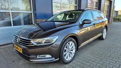 Bruin Gebruikt 2016 VW Passat Highline Sedan | € 17.950 (Eerlijke prijs)