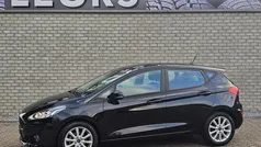 Zwart, metallic lak Gebruikt 2018 Ford Fiesta Trend Hatchback | € 10.950 (Eerlijke prijs)