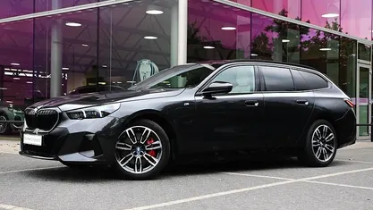 Grijs Gebruikt 2025 BMW 550e M Sport Stationwagen | € 95.950 (Eerlijke prijs)