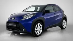 Blauw metallic Gebruikt 2022 Toyota Aygo Play Hatchback | € 19.945 (Eerlijke prijs)