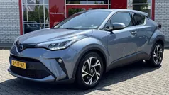 Grijs, metallic lak Gebruikt 2023 Toyota C-HR SUV | € 26.900 (Eerlijke prijs)