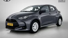 Grijs Gebruikt 2022 Toyota Yaris Hybrid Active Hatchback | € 21.945 (Eerlijke prijs)
