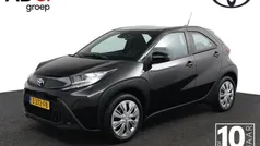 Zwart Gebruikt 2024 Toyota Aygo Play Hatchback | € 18.950 (Eerlijke prijs)