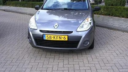 Grijs Gebruikt 2009 Renault Clio II Dynamique Hatchback | € 3.000 (Eerlijke prijs)