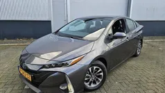 Grijs, metallic lak Gebruikt 2022 Toyota Prius Hatchback | € 27.995 (Eerlijke prijs)