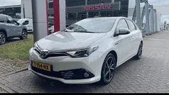 Wit Gebruikt 2017 Toyota Auris Hybrid Hatchback | € 14.440 (Eerlijke prijs)