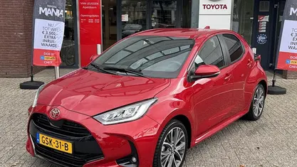 Rood Occasion 2024 Toyota Yaris Hybrid Executive Hatchback | € 28.499 (Eerlijke prijs)