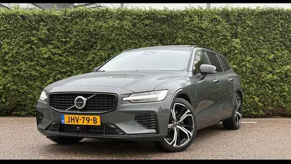 Groen Nieuw 2025 Volvo V60 Ultra Stationwagen | € 60.945 (Eerlijke prijs)