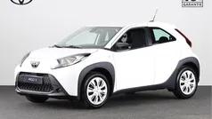 Gebruikt 2025 Toyota Aygo Play Hatchback | € 21.250 (Eerlijke prijs)