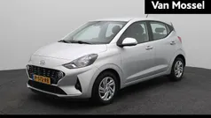Sleek silver metallic (rys) Gebruikt 2022 Hyundai i10 Comfort Hatchback | € 12.940 (Eerlijke prijs)