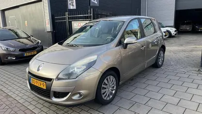 Beige Gebruikt 2011 Renault Scénic III Expression MPV | € 5.999 (Eerlijke prijs)
