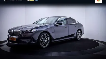 Grijs Occasion 2025 BMW 550e Basis Sedan | € 74.950 (Super prijs)