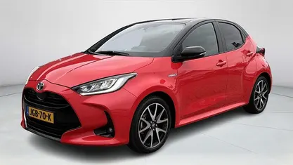 Rood Gebruikt 2020 Toyota Yaris Hybrid Executive Hatchback | € 20.945 (Eerlijke prijs)
