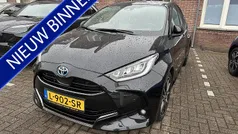 Zwart Gebruikt 2021 Toyota Yaris Hybrid Executive Hatchback | € 24.450 (Eerlijke prijs)