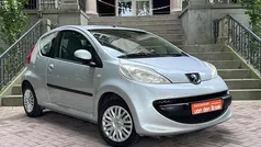 Zilver, metallic lak Gebruikt 2005 Peugeot 107 Urban Move Hatchback | € 2.945 (Eerlijke prijs)