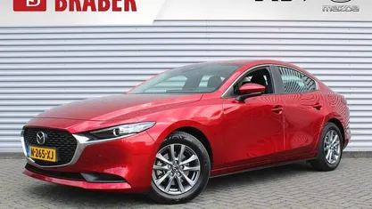 Rood Occasion 2022 Mazda 3 Comfort Sedan | € 25.545 (Eerlijke prijs)