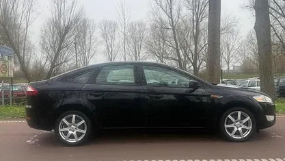 Zwart (metallic) Occasion 2009 Ford Mondeo Trend Hatchback | € 3.899 (Eerlijke prijs)