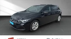 Zwart Gebruikt 2022 VW Golf VIII Life Sedan | € 28.796 (Eerlijke prijs)