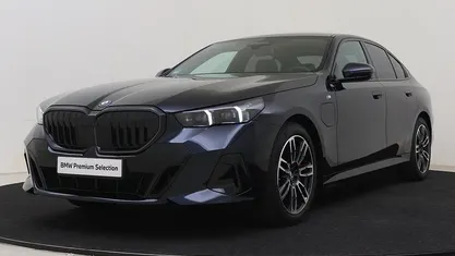 Zwart Gebruikt 2025 BMW 550e Comfort Edition Sedan | € 89.950 (Eerlijke prijs)