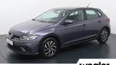 Grijs, metallic lak Gebruikt 2023 VW Polo Life Hatchback | € 22.840 (Eerlijke prijs)