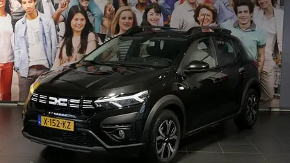 Zwart Gebruikt 2023 Dacia Sandero Expression Hatchback | € 17.500 (Eerlijke prijs)