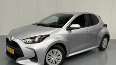 Grijs Gebruikt 2021 Toyota Yaris Hybrid Active Hatchback | € 18.950 (Eerlijke prijs)