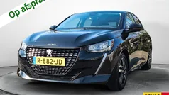 Zwart, metallic lak Gebruikt 2022 Peugeot 208 Allure Hatchback | € 15.900 (Eerlijke prijs)