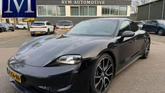 Zwart (metallic) Gebruikt 2023 Porsche Taycan Performance Package Sedan | € 64.440 (Eerlijke prijs)
