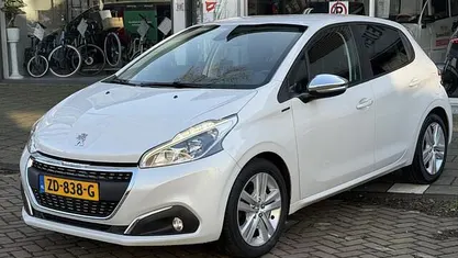 Occasion 2019 Peugeot 208 Signature Sky Hatchback | € 9.995 (Eerlijke prijs)