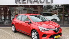 Rood metallic Gebruikt 2021 Renault Clio V Zen Hatchback | € 14.850 (Eerlijke prijs)