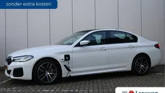 Wit Gebruikt 2022 BMW 545e M Sport Sedan | € 44.795 (Eerlijke prijs)
