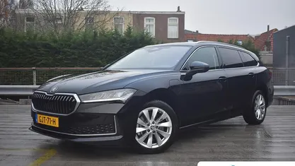 Zwart Occasion 2024 Skoda Superb First Edition Stationwagen | € 42.895 (Eerlijke prijs)