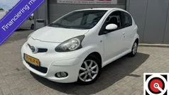 Wit Gebruikt 2010 Toyota Aygo Hatchback | € 3.195 (Eerlijke prijs)