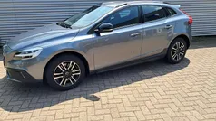Grijs, metallic lak Gebruikt 2017 Volvo V40 CC Momentum Stationwagen | € 16.945 (Eerlijke prijs)