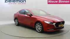 Rood, metallic lak Gebruikt 2021 Mazda 3 Luxury Sedan | € 19.345 (Eerlijke prijs)