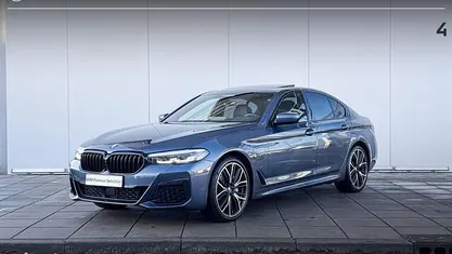 Blauw (metallic) Occasion 2023 BMW 545e Executive Sedan | € 57.900 (Eerlijke prijs)
