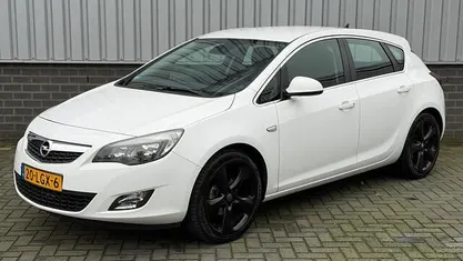 Wit Gebruikt 2010 Opel Astra Sport Hatchback | € 4.495 (Eerlijke prijs)