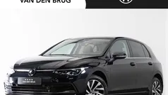 Zwart Gebruikt 2022 VW Golf VIII Style Hatchback | € 27.895 (Eerlijke prijs)
