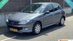 Grijs Gebruikt 2007 Peugeot 206 Forever Hatchback | € 1.999 (Eerlijke prijs)