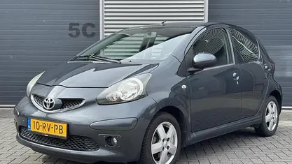 Grijs Gebruikt 2005 Toyota Aygo Sport Hatchback | € 2.950 (Eerlijke prijs)